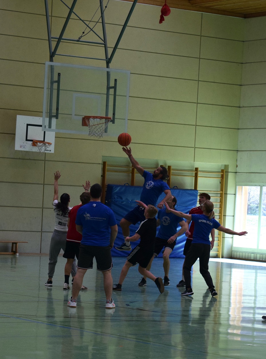 Bild 2 Basketballspiel Schüler gegen Lehrer.JPG